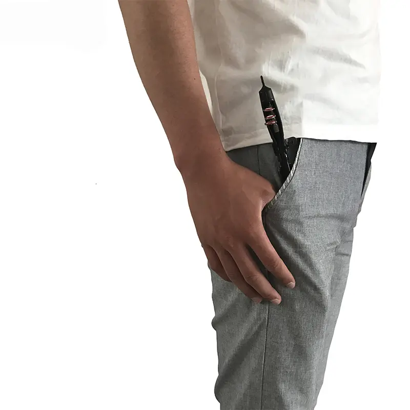 ポケットに収まるコンパクトサイズ