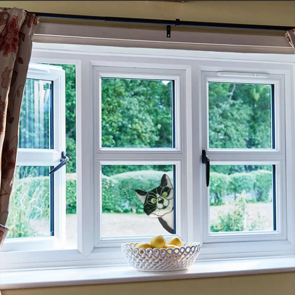 "のぞき猫ステッカーを窓に貼った使用例」