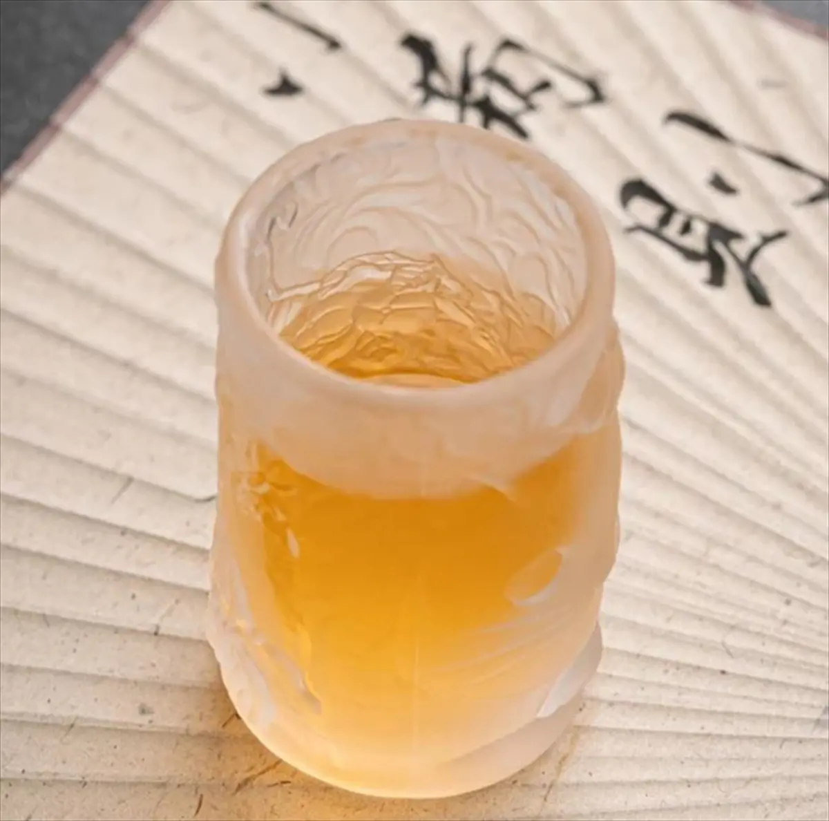 猫グラスにお茶を入れたイメージ