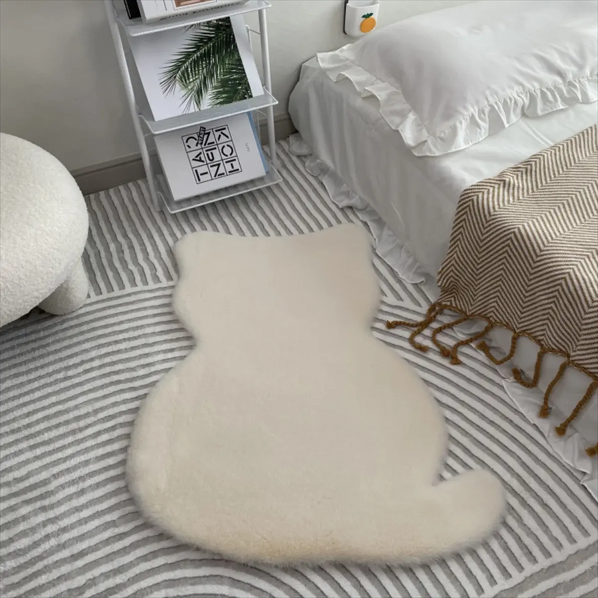 猫型ファーラグ ベッドルームに敷いたイメージ