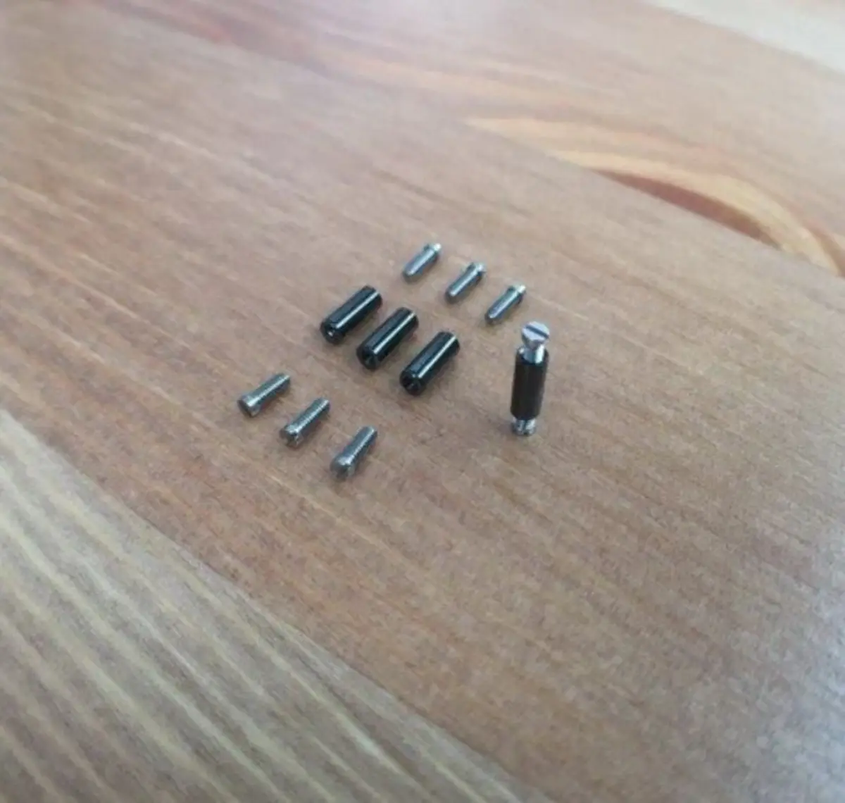ブラックカラーのネジ・支柱パーツ拡大写真