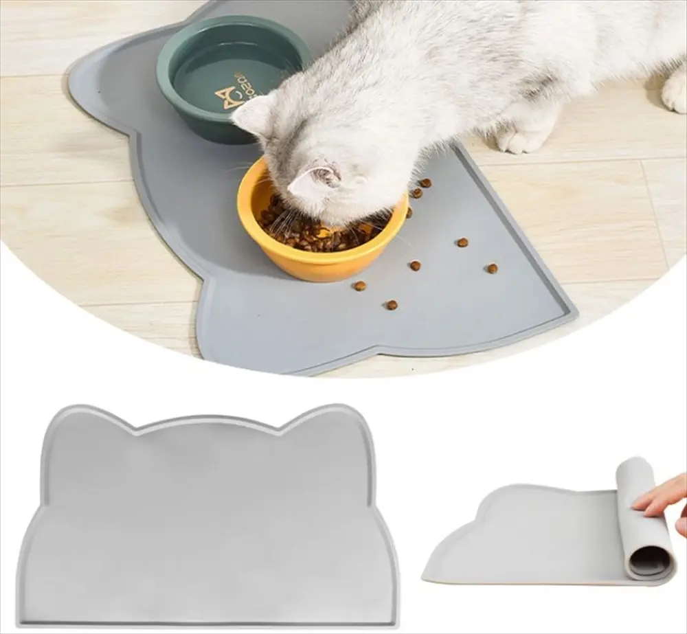 猫が食事マットを使って食べている様子