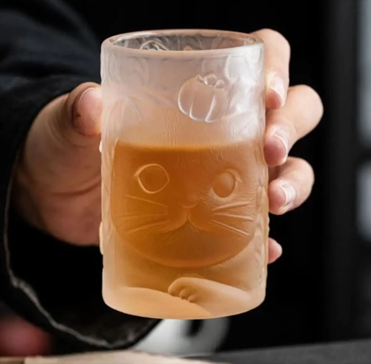猫グラスを手に持ったイメージ
