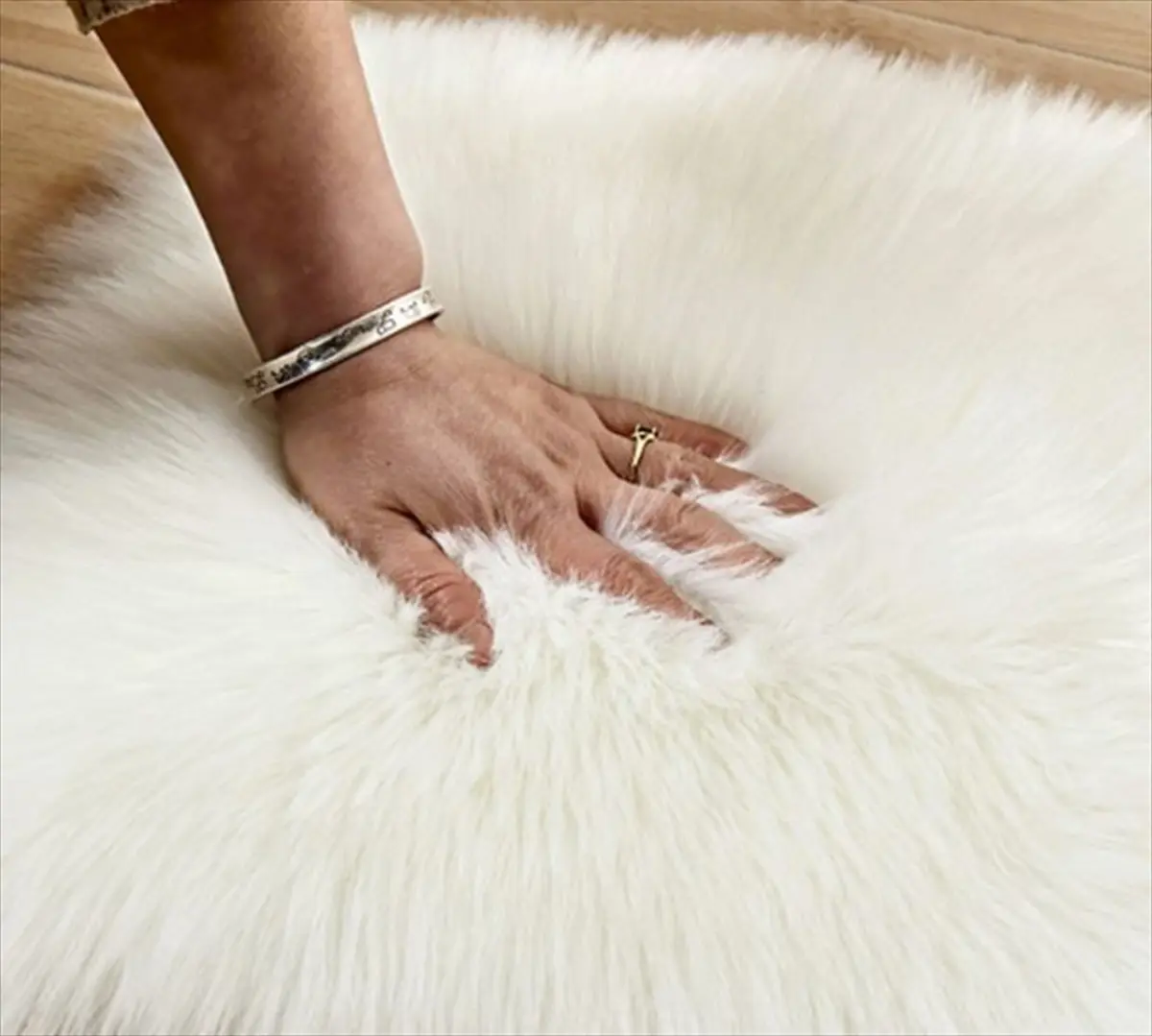 猫型ラグ 手触り確認 ふわふわのファー素材