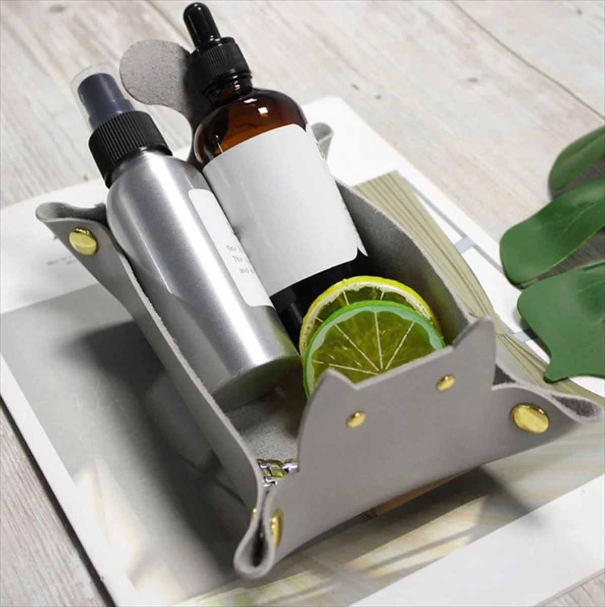 トレイに小物を収納した様子