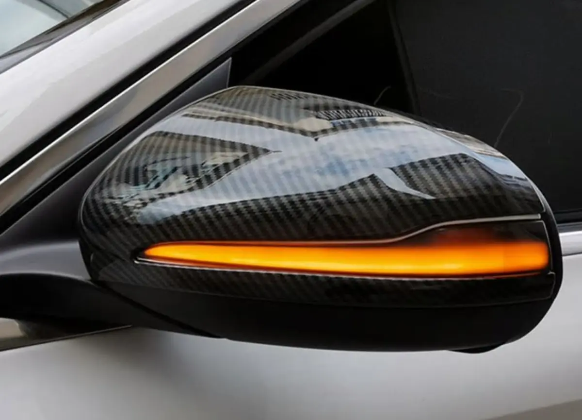 メルセデスベンツ ドアミラーに装着したシーケンシャルウインカー