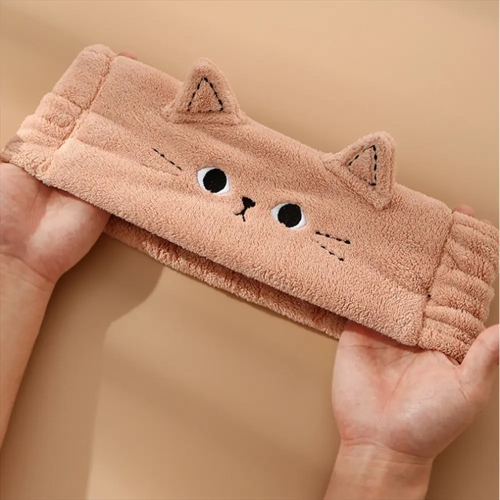 猫耳フェイスバンドを手に持った様子