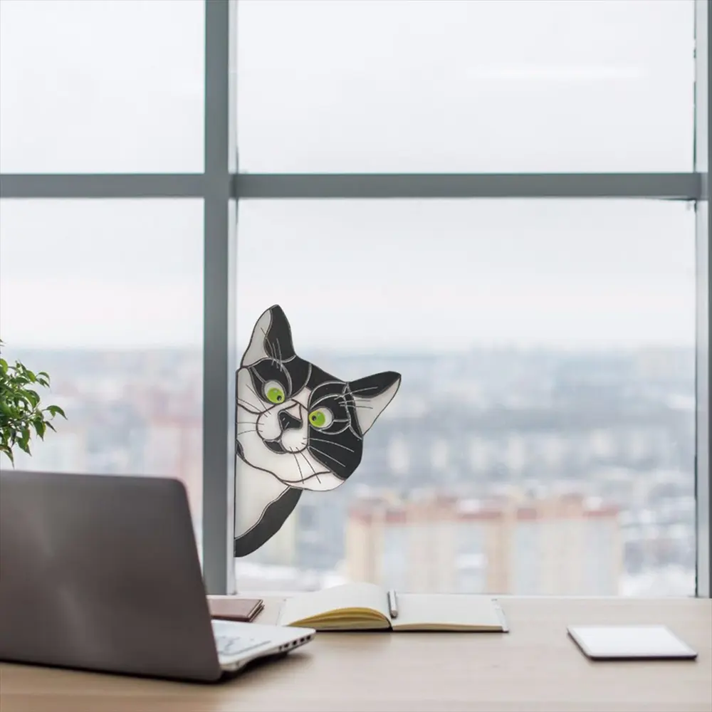 オフィスの窓に貼ったのぞき猫ステッカー