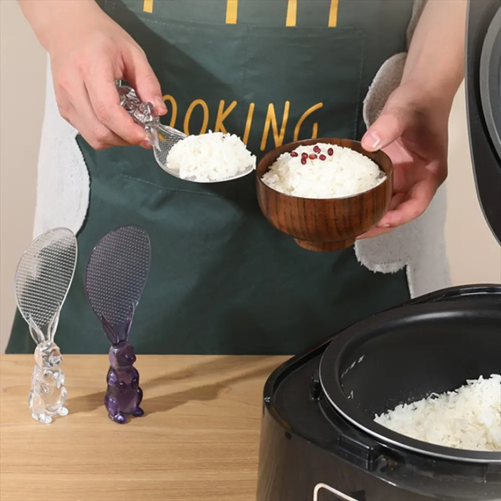 炊飯器からご飯をよそっている様子