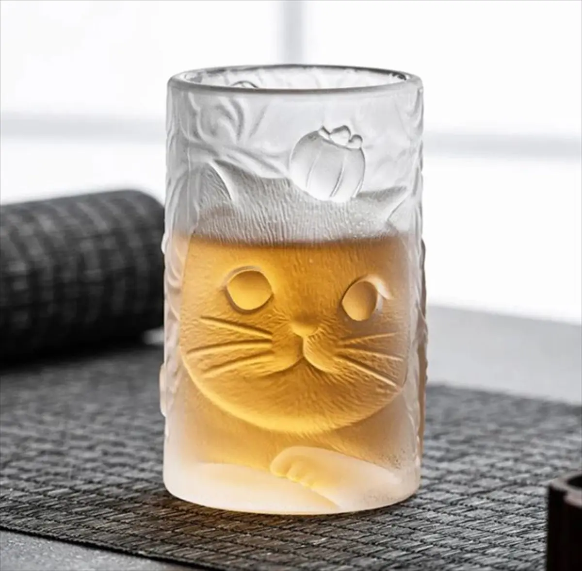 猫のレリーフが入ったフロストガラスのコップ