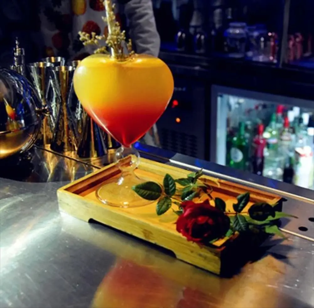 バーカウンターでのハートグラス演出