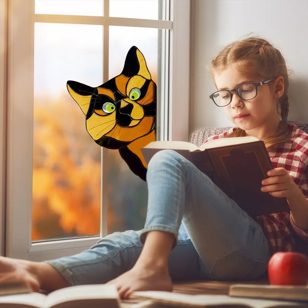 ガラスドアに貼られたキジトラのぞき猫ステッカー