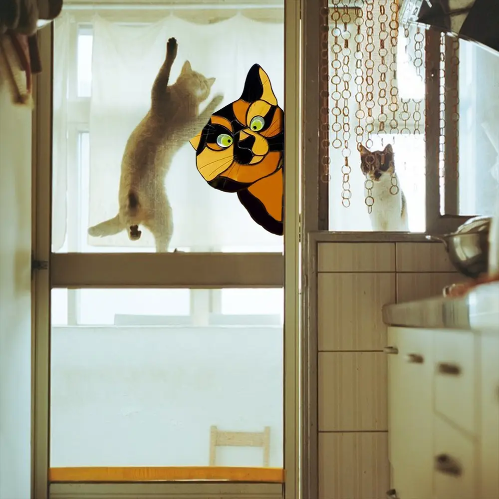 雨の日の窓に貼られたキジトラのぞき猫ステッカー