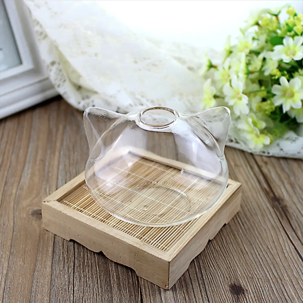 猫型花瓶にピンクの花を活けた美しい使用例