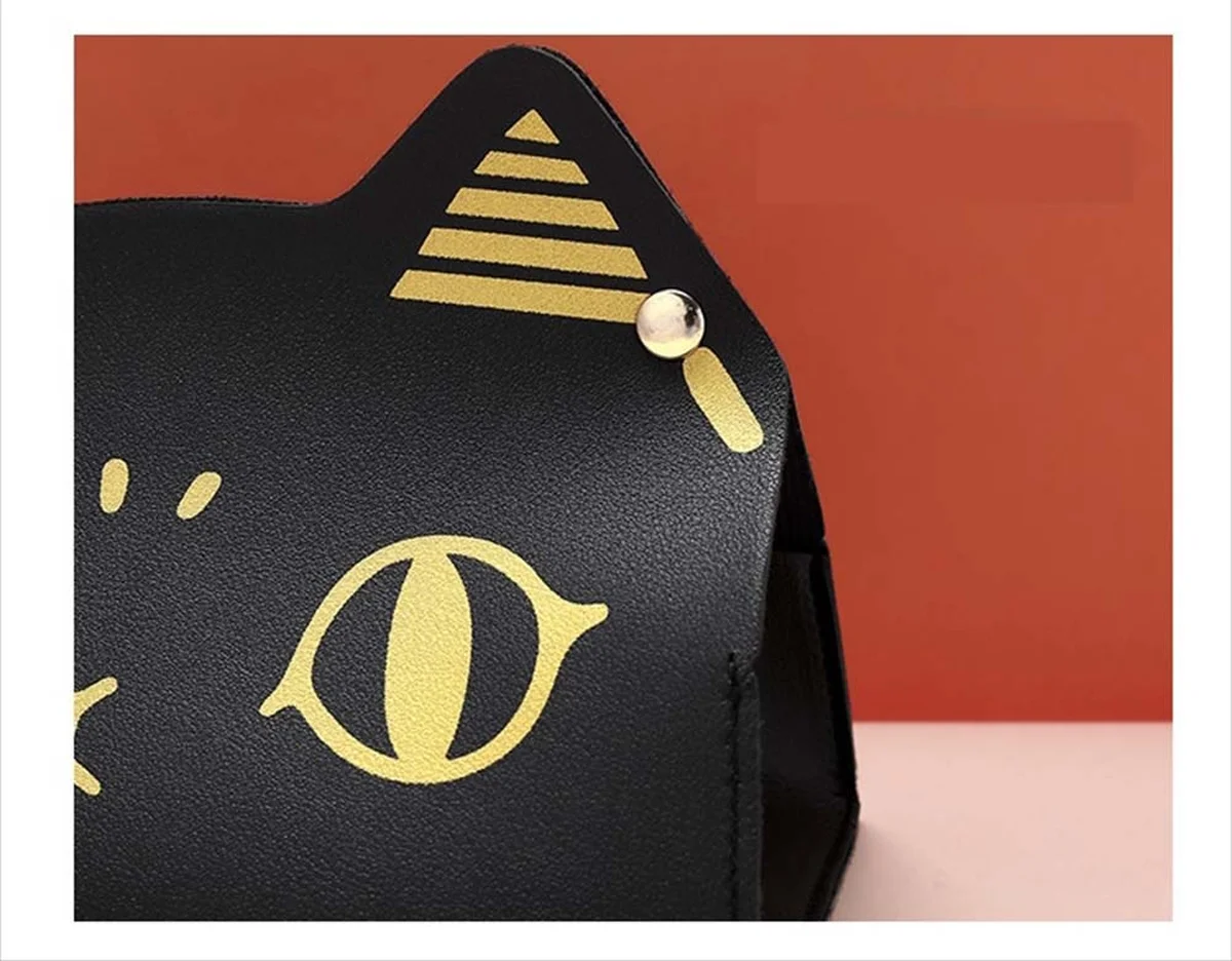 猫耳とスナップボタンのディテール