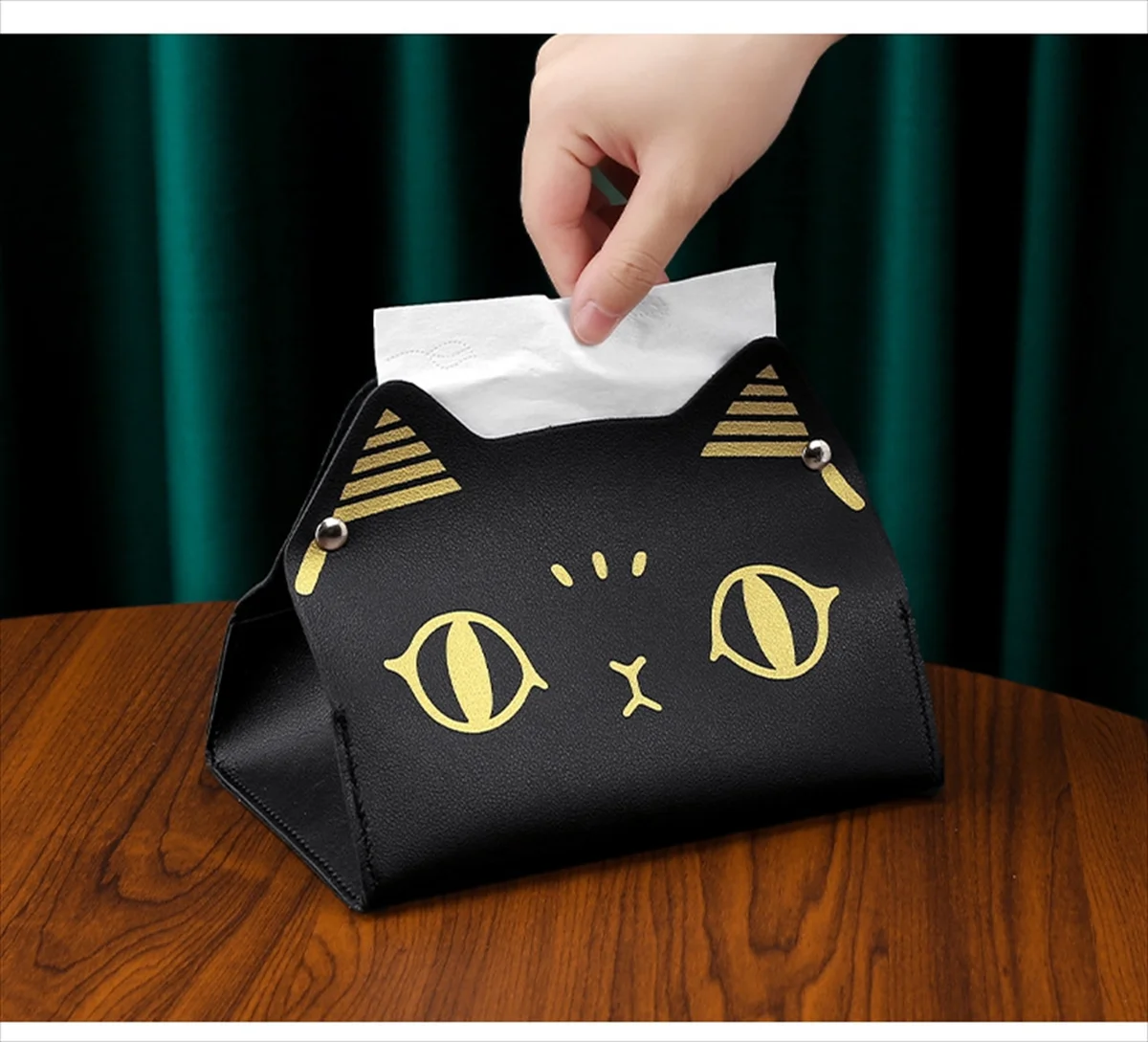 テーブルに置いて使用している猫型ティッシュケース