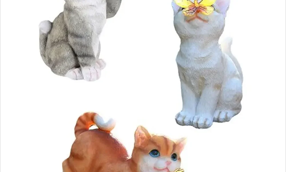 蝶と遊ぶ猫のソーラーライト付きガーデン置物｜グレー・ホワイト・茶トラ3種から選べるリアルな樹脂製猫フィギュア｜3780円