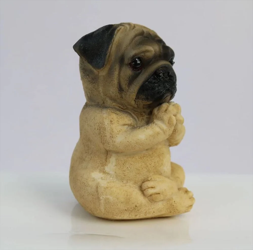 ヨガポーズのパグフィギュア