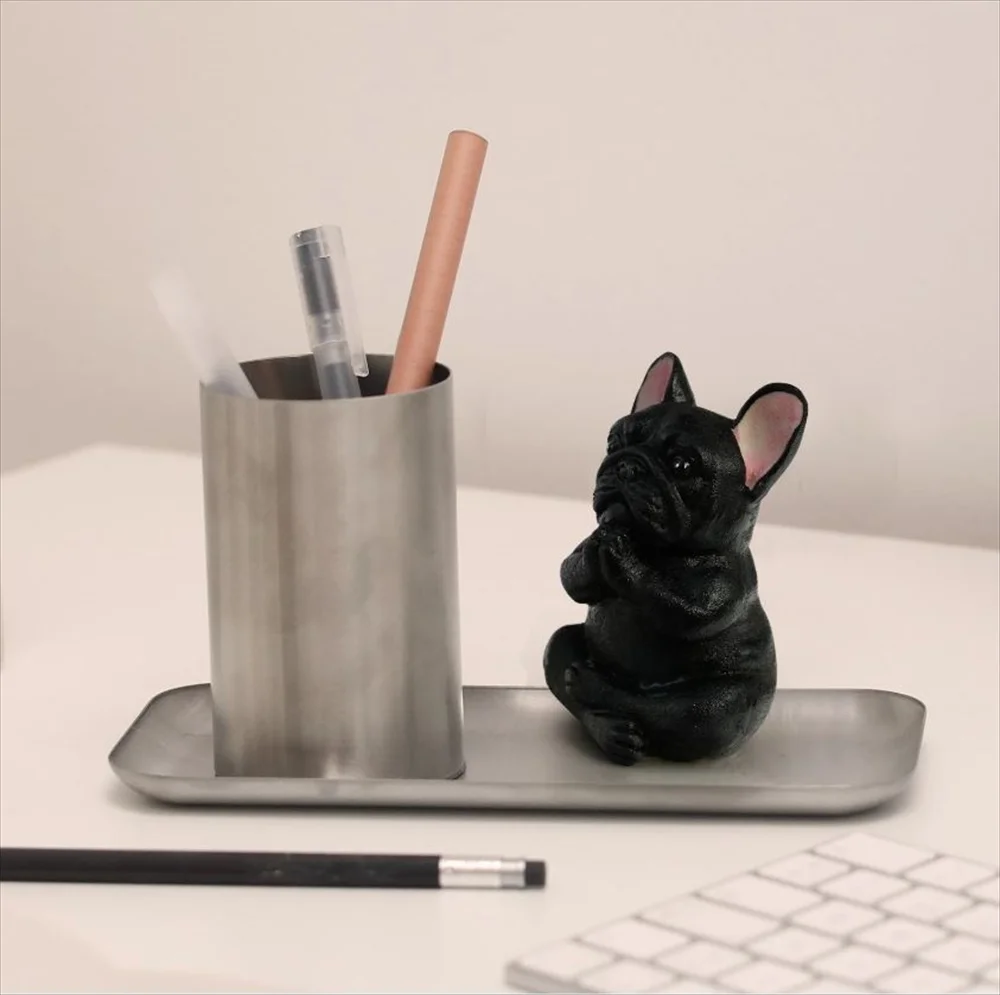 デスクに置いたヨガ犬フィギュア（黒フレブル）