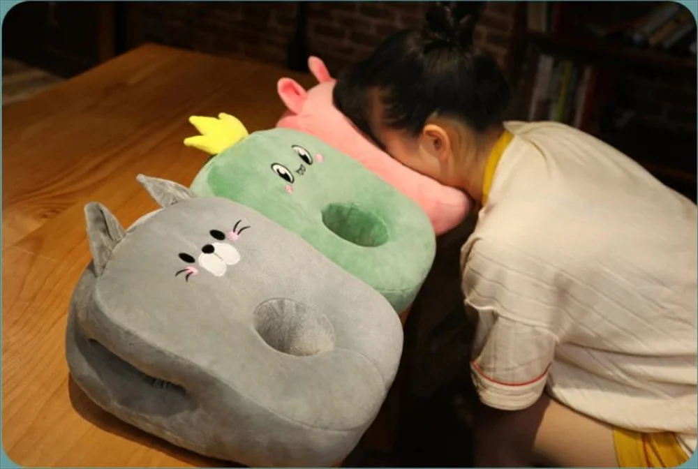 3種類の猫型クッションが並んでいる様子