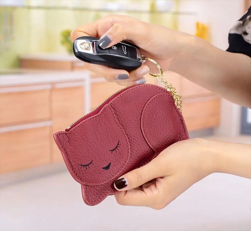 キーリングに車のキーをつけているシーン