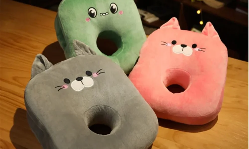 猫型穴あきクッションで快適な昼寝・デスクワークを実現！オフィスや自宅で大活躍のかわいい機能性クッション