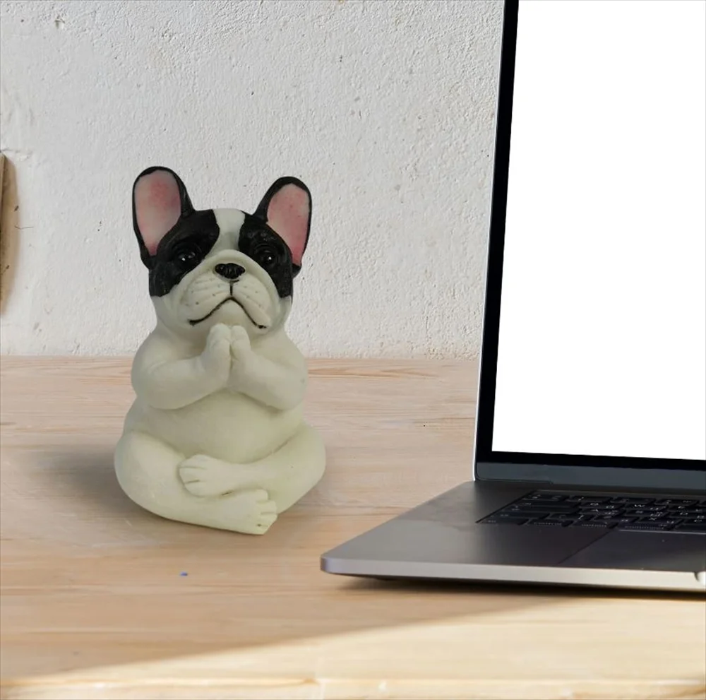ノートパソコン横に置いたフレンチブルドッグフィギュア
