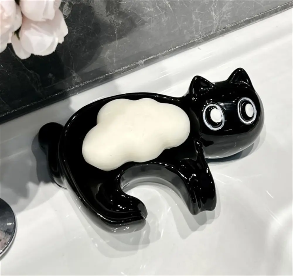 黒猫型陶器ソープディッシュ 洗面台に置いた使用イメージ