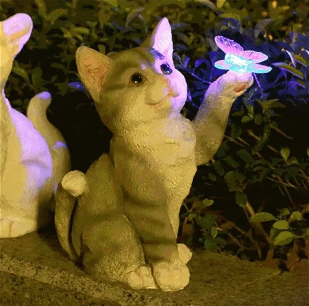 蝶と遊ぶ猫のソーラーガーデン置物 ライトアップ夜景