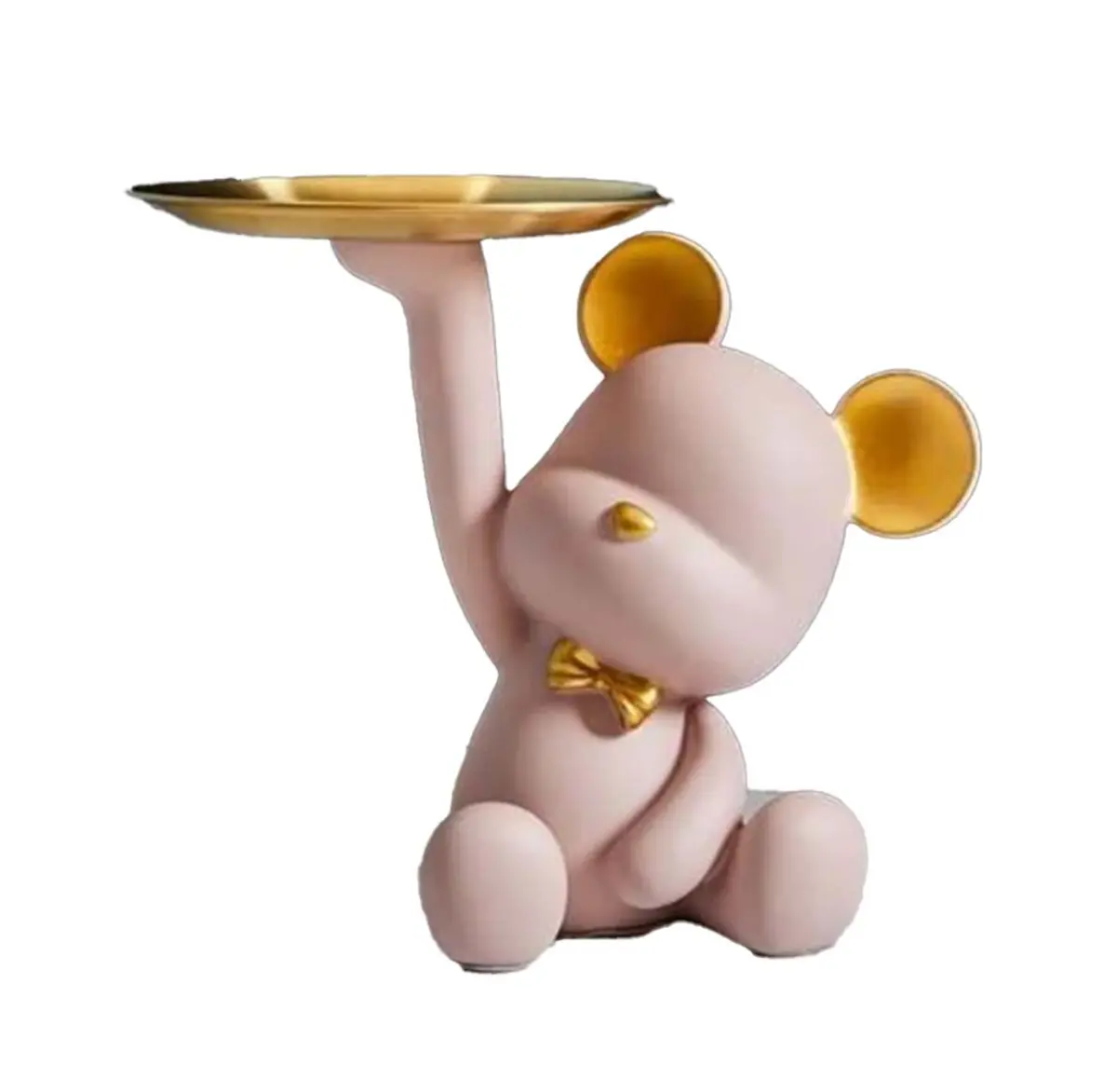 ピンクのクマ置物を手に持っているシーン