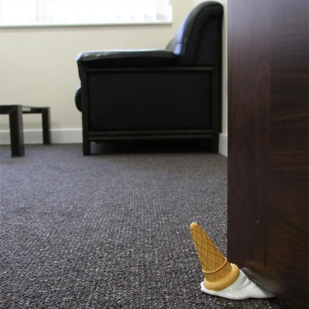 アイスクリーム型ドアストッパー リビングルームでの使用例