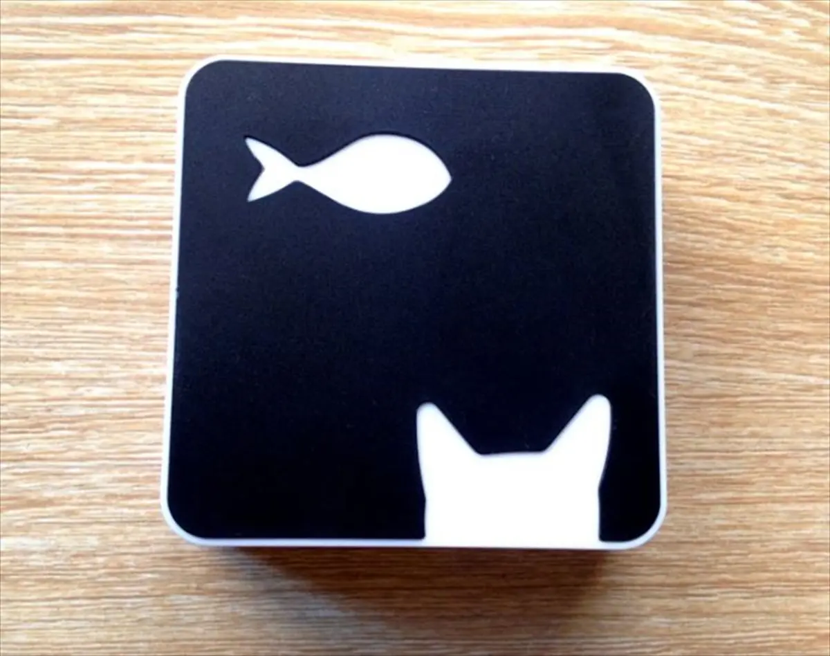 猫デザインのコンタクトケース 上面クローズアップ