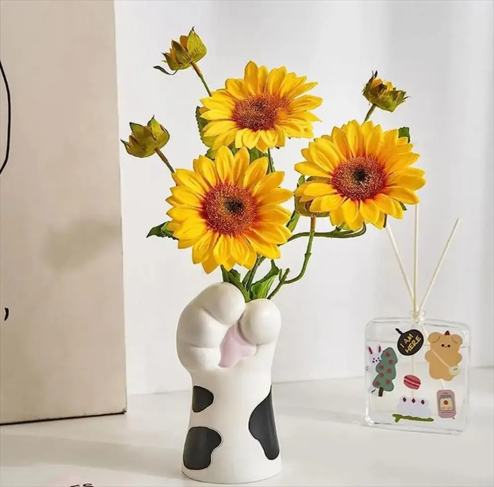 白黒猫バージョンにひまわりを飾った様子