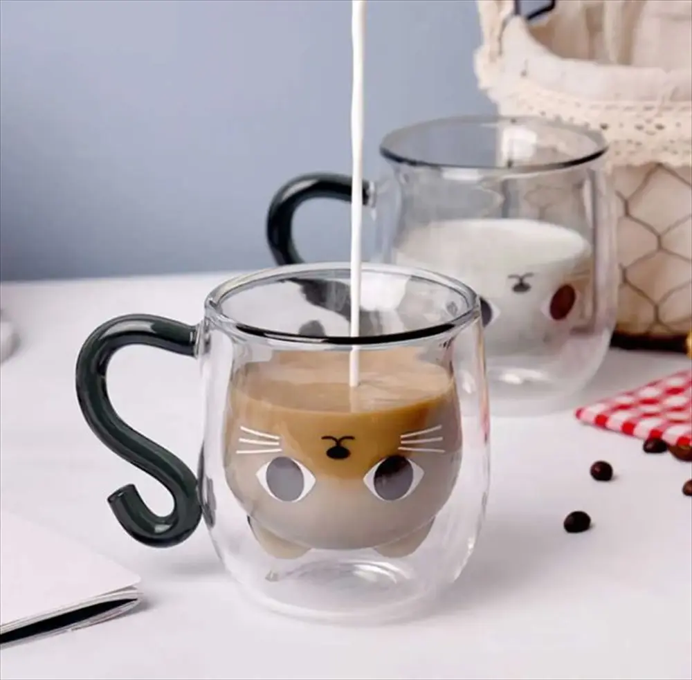 ダブルウォールグラスにミルクを注ぐシーン