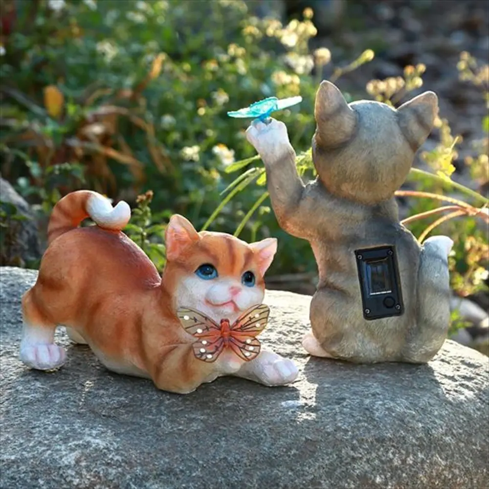 猫ガーデン置物の昼間の様子 背面のソーラーパネルが見える