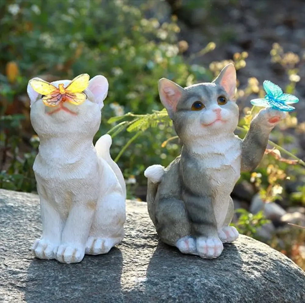 ホワイト猫とグレー猫のガーデン置物 並んだ様子