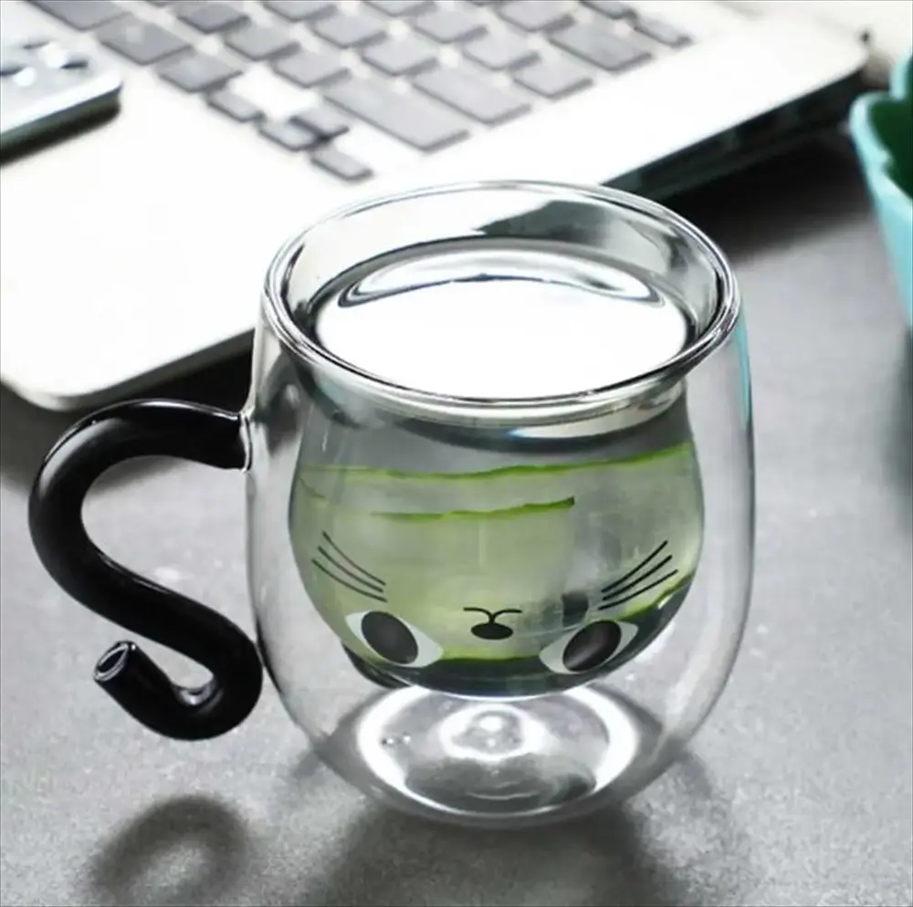 緑茶を入れたネコマグカップ