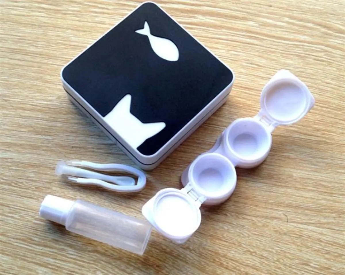 猫デザインのコンタクトケースとセット内容の全体像