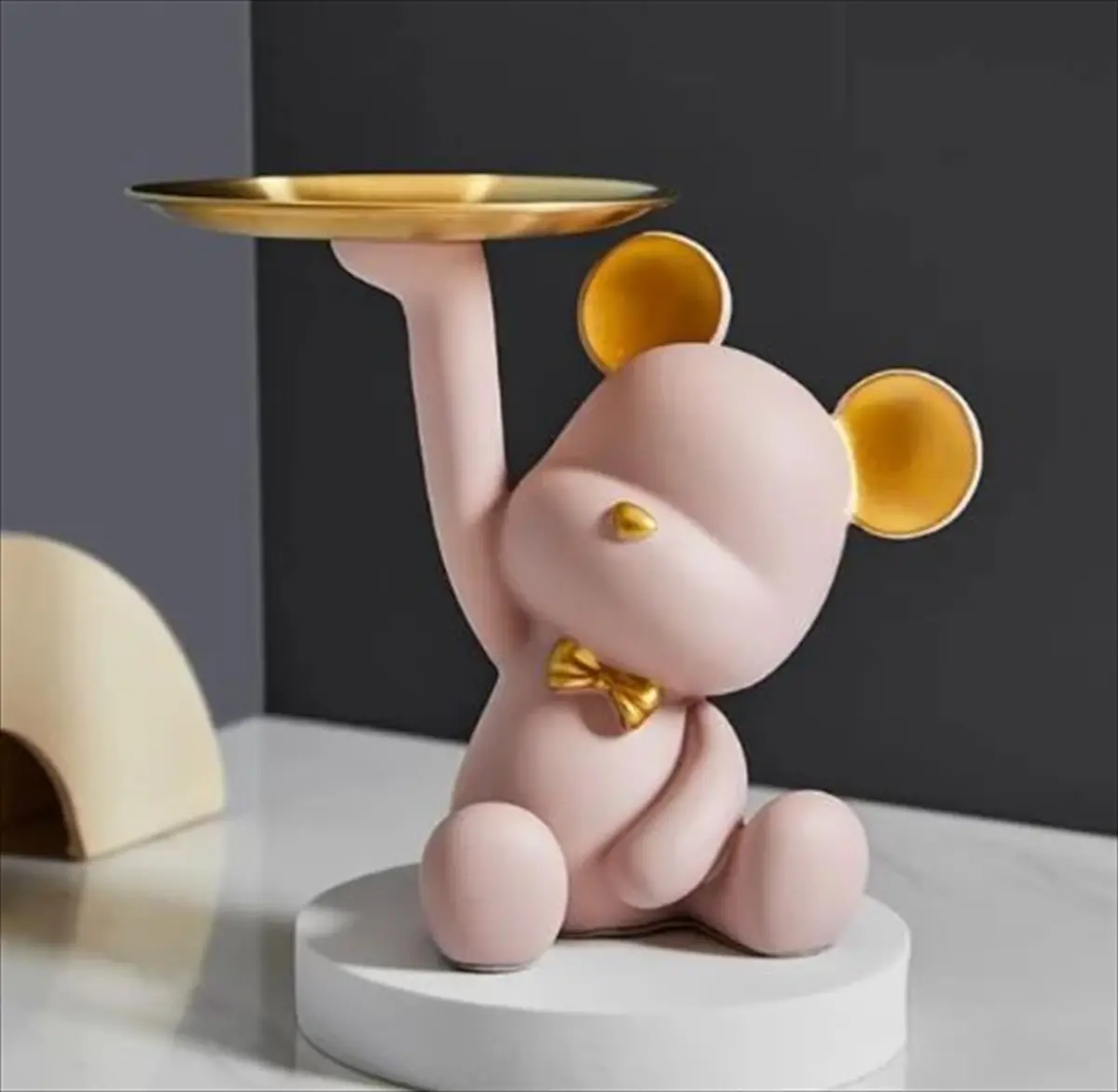 鍵やコスメをトレイに置いているシーン ピンク