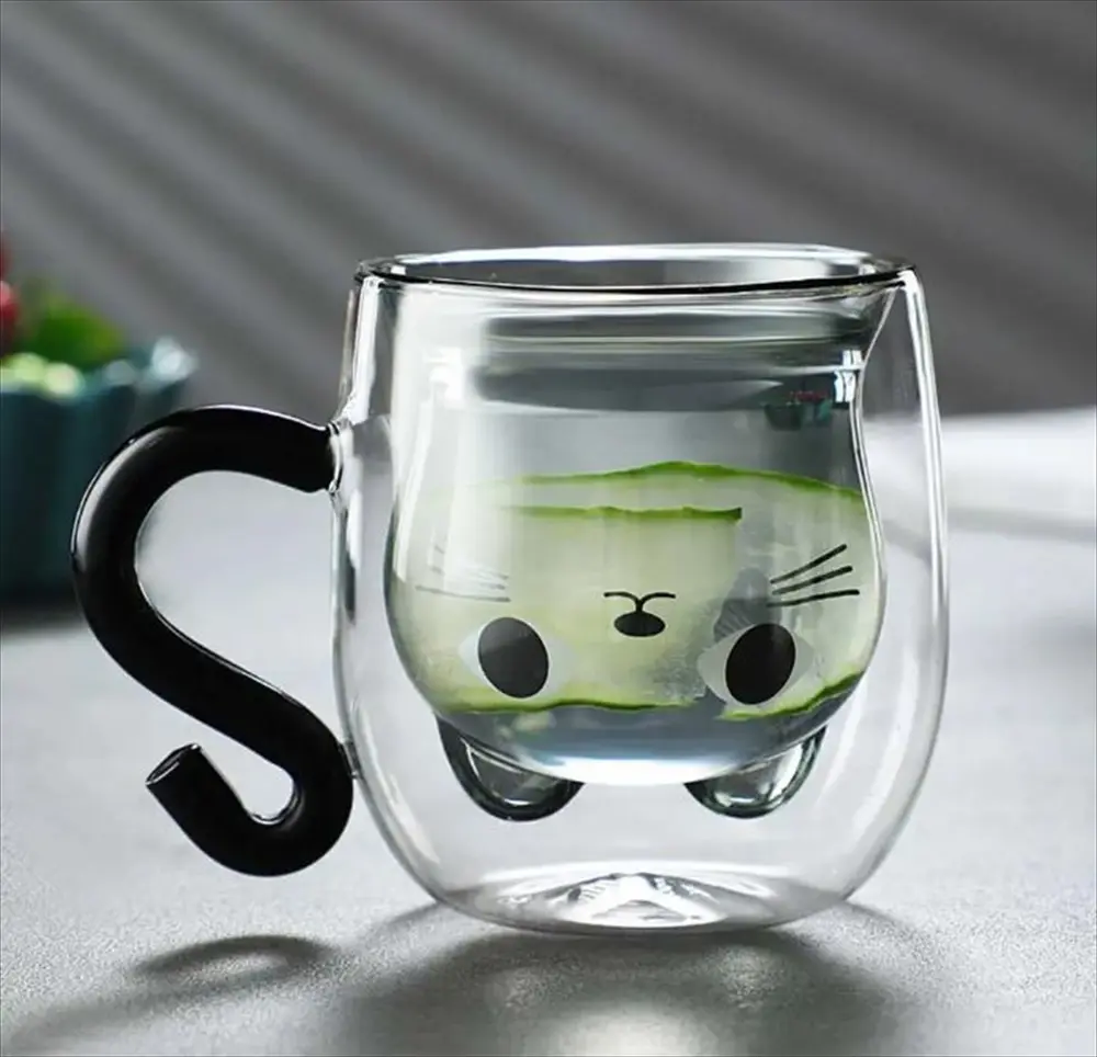 手に持った猫マグカップのサイズ感