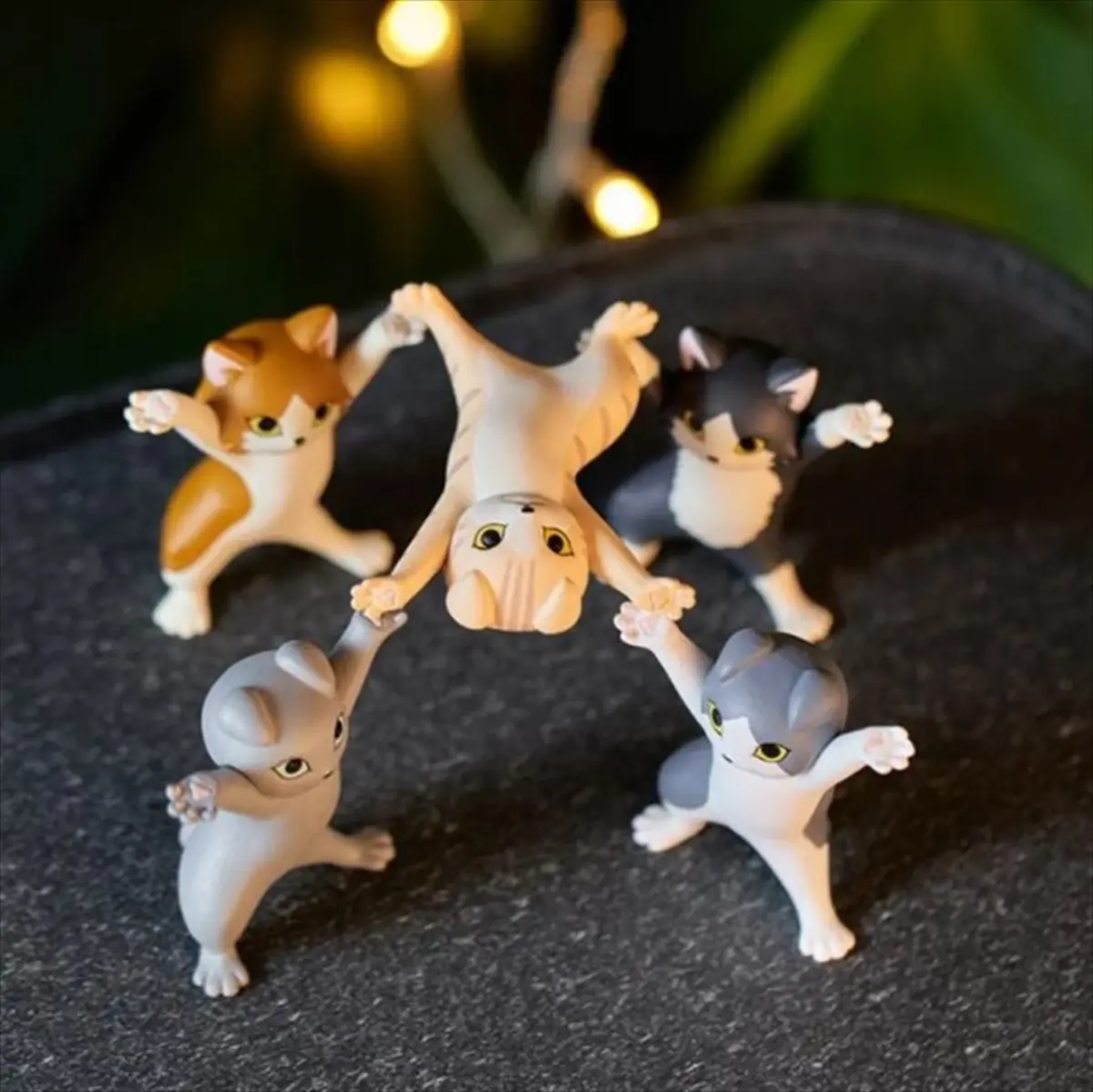 手のひらサイズの猫フィギュア