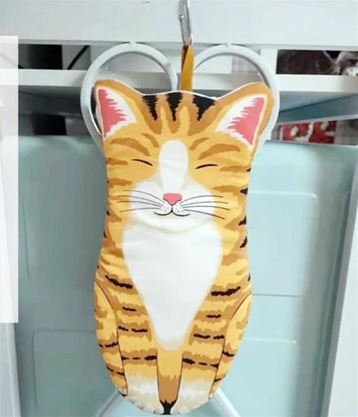 フックに掛けたインテリア使用例