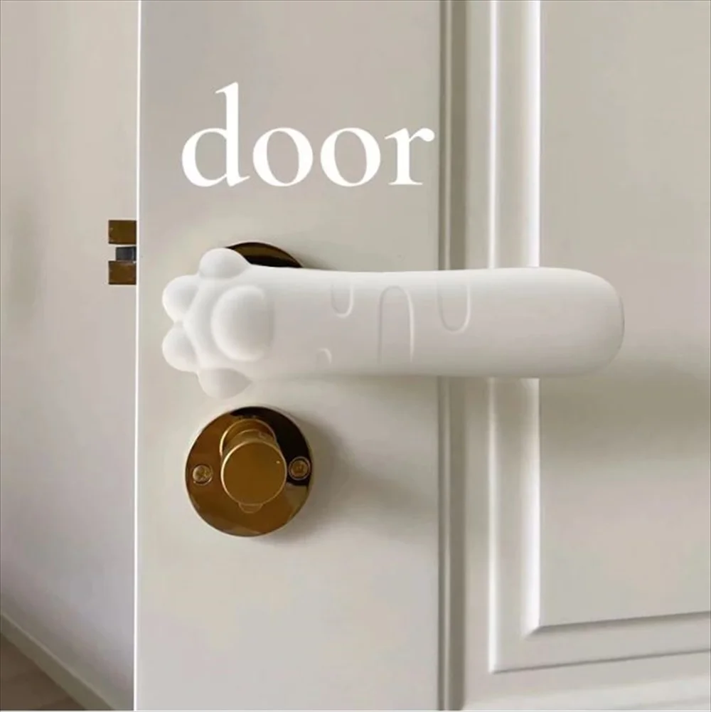 白いドアに取り付けたホワイトのドアハンドルカバー