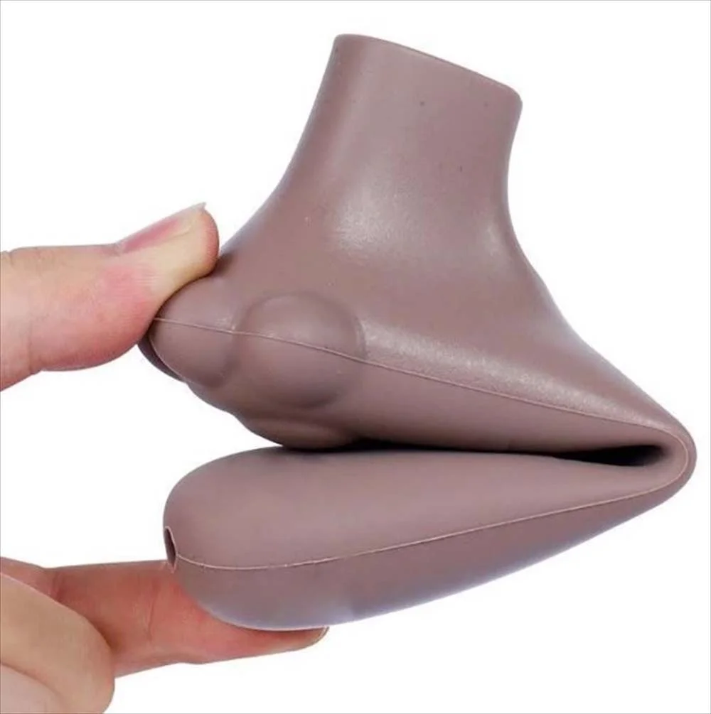 シリコンの柔軟性を示す画像 曲げても元に戻る