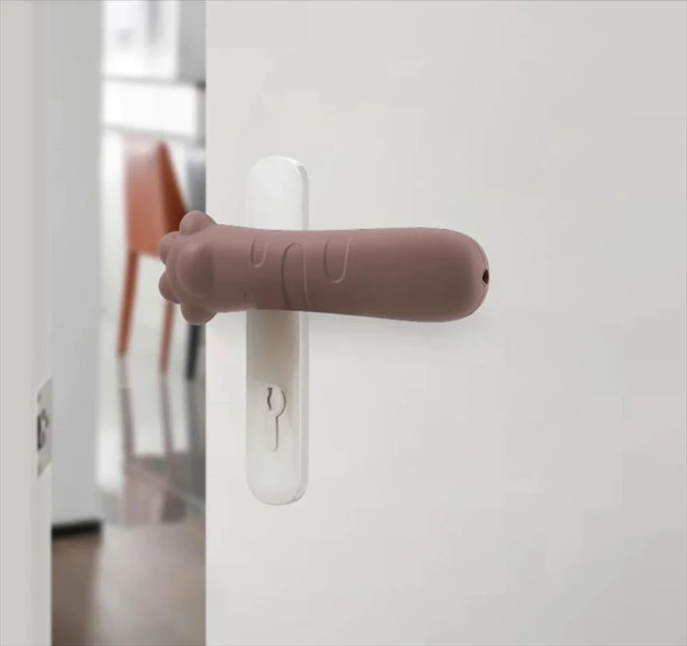 ドアに取り付けた猫の肉球ハンドルカバー コーヒーカラー