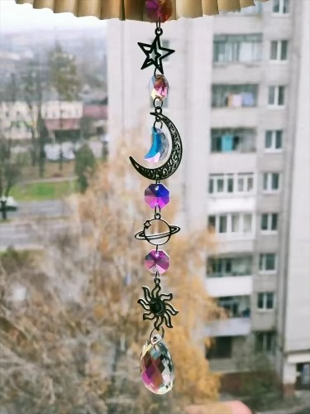 神秘的な宇宙モチーフのサンキャッチャー