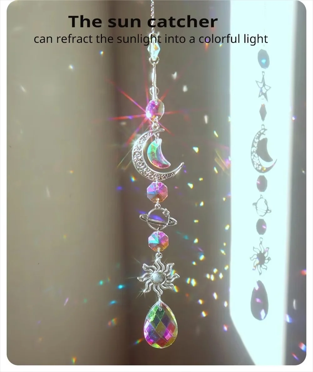 光を受けて輝くサンキャッチャー