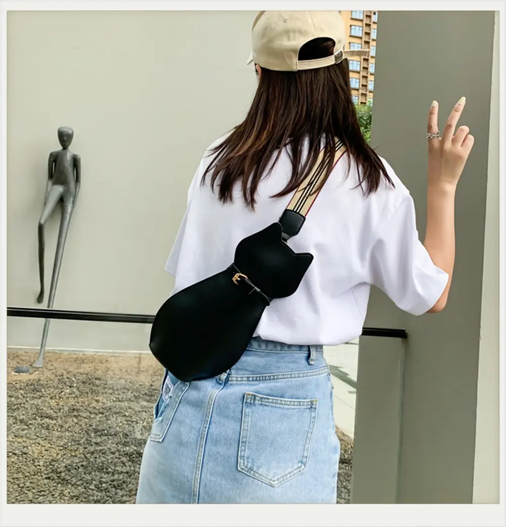 ブラックの猫型バッグを斜めがけするコーディネート