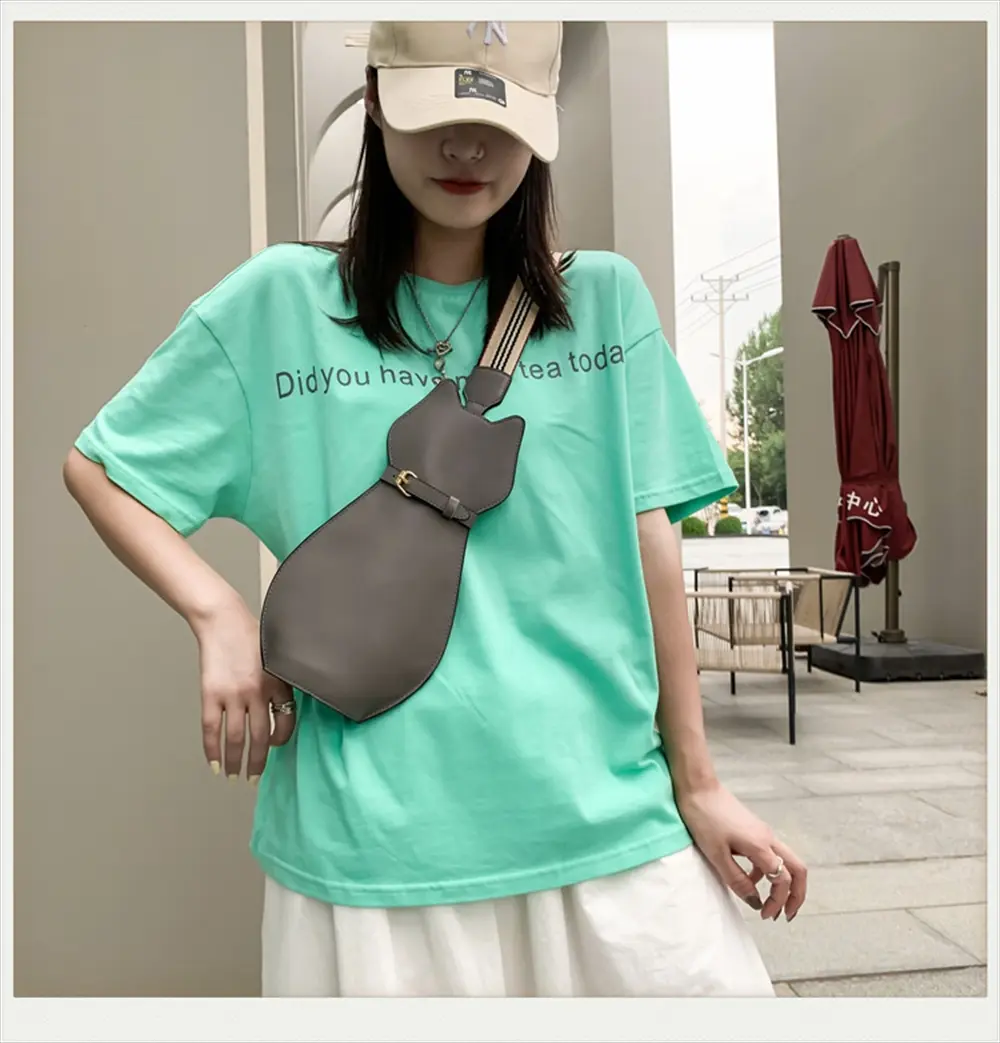 グレーの猫型バッグを使ったカジュアルスタイル