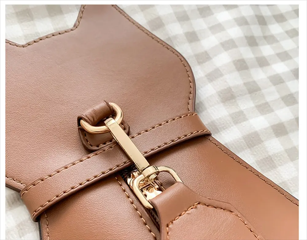 ゴールドバックルとジップの詳細